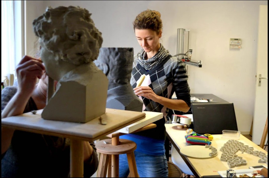 Вибрация, как друг мейкера: глиняный принтер с вибратором придает декоративную фактуру изделию